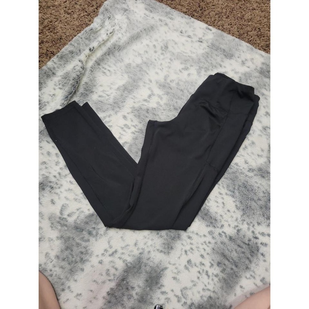 Black athletic leggings